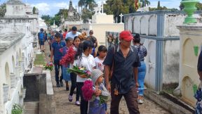 Familias nicaragüenses visitan a sus files difuntos en los distintos cementerios del país