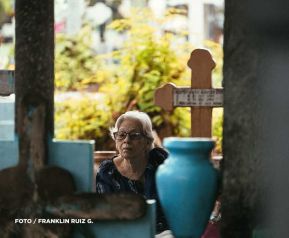 Familias nicaragüenses visitan a sus files difuntos en los distintos cementerios del país