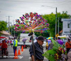 Familias nicaragüenses visitan a sus files difuntos en los distintos cementerios del país