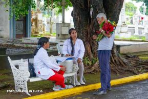 Familias nicaragüenses visitan a sus files difuntos en los distintos cementerios del país