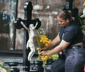 Familias nicaragüenses visitan a sus files difuntos en los distintos cementerios del país