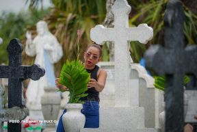 Familias nicaragüenses visitan a sus files difuntos en los distintos cementerios del país