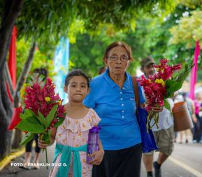 Familias nicaragüenses visitan a sus files difuntos en los distintos cementerios del país