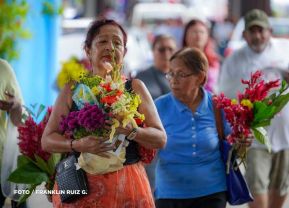Familias nicaragüenses visitan a sus files difuntos en los distintos cementerios del país