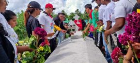 Familias nicaragüenses visitan a sus files difuntos en los distintos cementerios del país