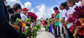 Familias nicaragüenses visitan a sus files difuntos en los distintos cementerios del país