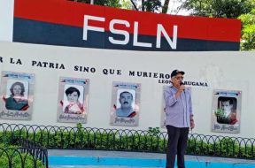 Familias nicaragüenses visitan a sus files difuntos en los distintos cementerios del país