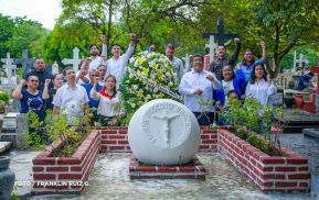 Familias nicaragüenses visitan a sus files difuntos en los distintos cementerios del país