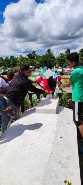 Familias nicaragüenses visitan a sus files difuntos en los distintos cementerios del país