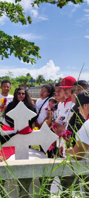 Familias nicaragüenses visitan a sus files difuntos en los distintos cementerios del país