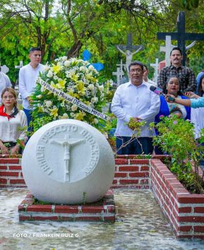 Familias nicaragüenses visitan a sus files difuntos en los distintos cementerios del país