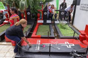 Familias nicaragüenses visitan a sus files difuntos en los distintos cementerios del país