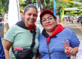 Familias nicaragüenses visitan a sus files difuntos en los distintos cementerios del país