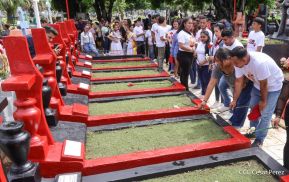 Familias nicaragüenses visitan a sus files difuntos en los distintos cementerios del país