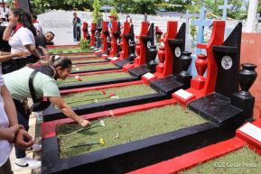 Familias nicaragüenses visitan a sus files difuntos en los distintos cementerios del país