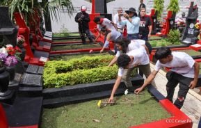 Familias nicaragüenses visitan a sus files difuntos en los distintos cementerios del país