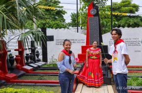 Familias nicaragüenses visitan a sus files difuntos en los distintos cementerios del país