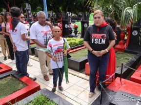 Familias nicaragüenses visitan a sus files difuntos en los distintos cementerios del país