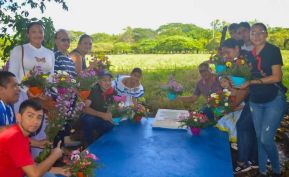 Familias nicaragüenses visitan a sus files difuntos en los distintos cementerios del país