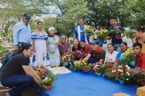 Familias nicaragüenses visitan a sus files difuntos en los distintos cementerios del país