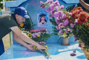 Familias nicaragüenses visitan a sus files difuntos en los distintos cementerios del país