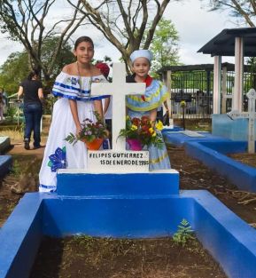 Familias nicaragüenses visitan a sus files difuntos en los distintos cementerios del país