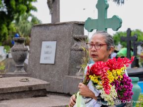 Familias nicaragüenses visitan a sus files difuntos en los distintos cementerios del país