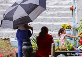 Familias nicaragüenses visitan a sus files difuntos en los distintos cementerios del país