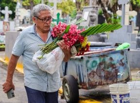 Familias nicaragüenses visitan a sus files difuntos en los distintos cementerios del país