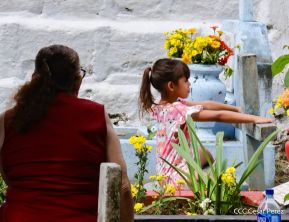 Familias nicaragüenses visitan a sus files difuntos en los distintos cementerios del país