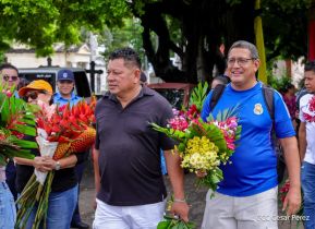 Familias nicaragüenses visitan a sus files difuntos en los distintos cementerios del país