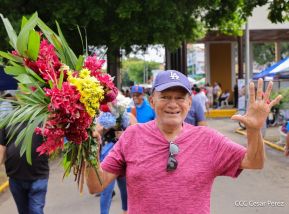 Familias nicaragüenses visitan a sus files difuntos en los distintos cementerios del país