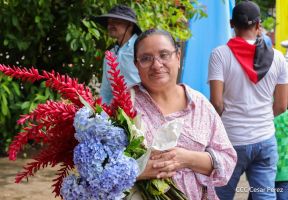 Familias nicaragüenses visitan a sus files difuntos en los distintos cementerios del país