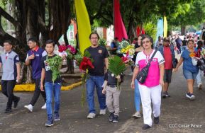 Familias nicaragüenses visitan a sus files difuntos en los distintos cementerios del país