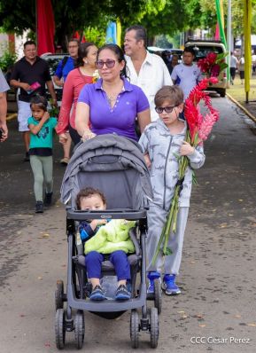 Familias nicaragüenses visitan a sus files difuntos en los distintos cementerios del país