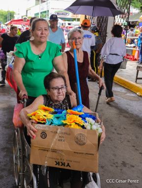 Familias nicaragüenses visitan a sus files difuntos en los distintos cementerios del país