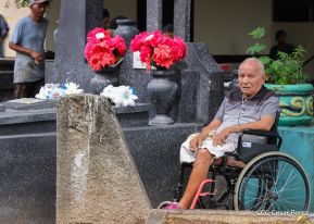 Familias nicaragüenses visitan a sus files difuntos en los distintos cementerios del país