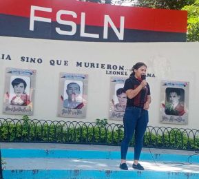 Familias nicaragüenses visitan a sus files difuntos en los distintos cementerios del país