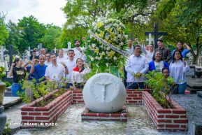 Familias nicaragüenses visitan a sus files difuntos en los distintos cementerios del país