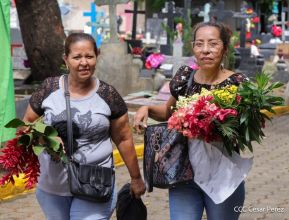 Familias nicaragüenses visitan a sus files difuntos en los distintos cementerios del país