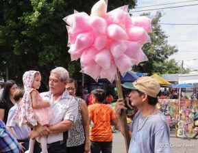 Familias nicaragüenses visitan a sus files difuntos en los distintos cementerios del país
