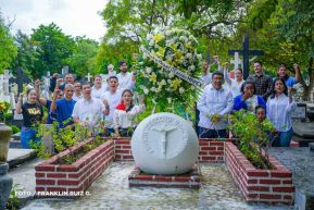 Familias nicaragüenses visitan a sus files difuntos en los distintos cementerios del país