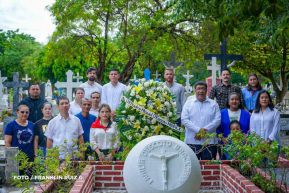 Familias nicaragüenses visitan a sus files difuntos en los distintos cementerios del país