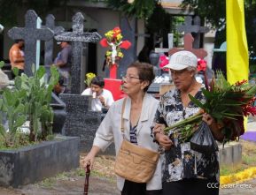 Familias nicaragüenses visitan a sus files difuntos en los distintos cementerios del país