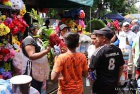 Familias nicaragüenses visitan a sus files difuntos en los distintos cementerios del país