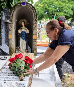 Familias nicaragüenses visitan a sus files difuntos en los distintos cementerios del país