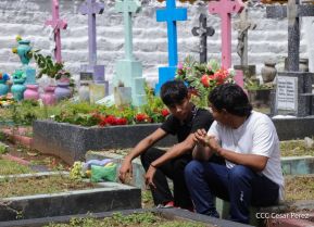 Familias nicaragüenses visitan a sus files difuntos en los distintos cementerios del país
