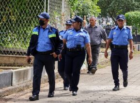 Familias nicaragüenses visitan a sus files difuntos en los distintos cementerios del país
