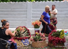 Familias nicaragüenses visitan a sus files difuntos en los distintos cementerios del país