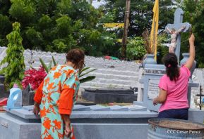 Familias nicaragüenses visitan a sus files difuntos en los distintos cementerios del país